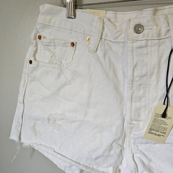 NWT LEVI'S PREMUIM WHITE RAW HEM DESTROYED SHORTS SIZE 31 WOMENS - Picture 4 of 13